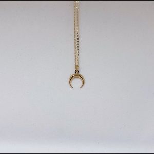 SOLID GOLD CRESCENT DOUBLE HORN NECKLACE